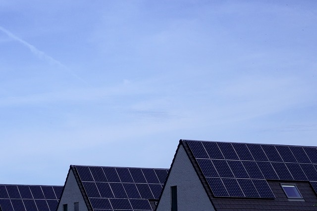 Cielo despejado y paneles solares en tejados de viviendas adosadas