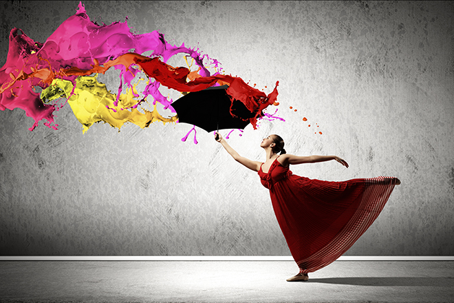 mujer danzante con paraguas sobre el que cae pintura de distintos colores 
