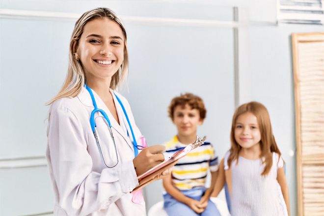 Doctora atendiendo a niño y niña