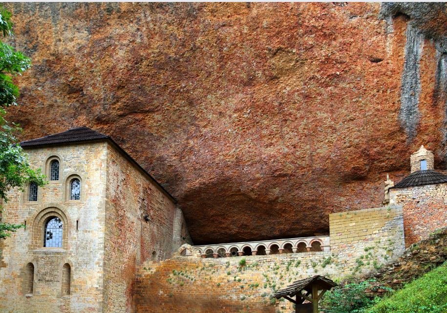 Monasterio y roca en la que está encastrado